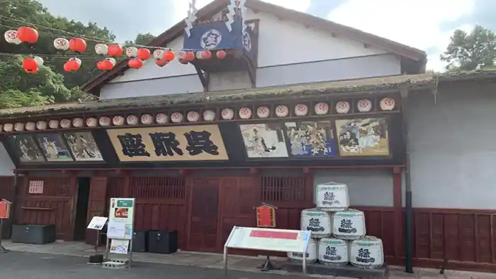 明治村4丁目にある呉服座の外観。提灯が飾られた歴史ある芝居小屋で、子供向けの参加型ショーも開催される人気スポット。