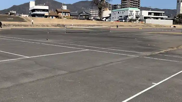 長良川公園の無料テニスコートとスケボー施設の様子