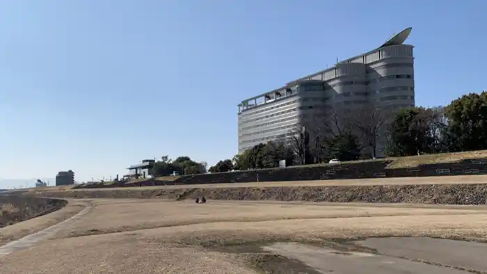 テニスコートから見た高橋尚子ロードと長良川河川敷の風景