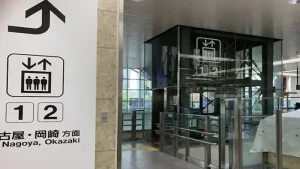JR岐阜駅の名古屋・岡崎方面ホームへ向かうエレベーター案内。ベビーカーや車いす利用者向けのバリアフリー設備。