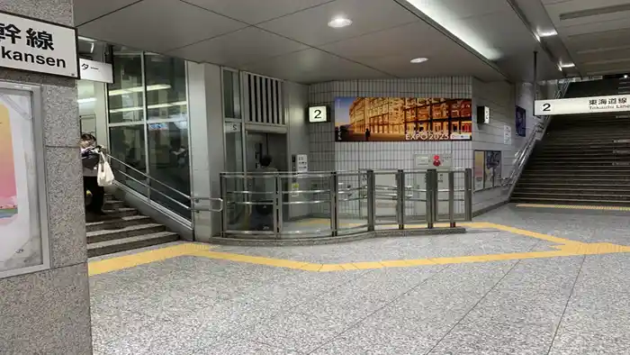 名古屋駅の東海道本線ホーム付近にあるエレベーターと階段。ベビーカー利用者が新幹線連絡改札へ向かう際の乗り換えルート。