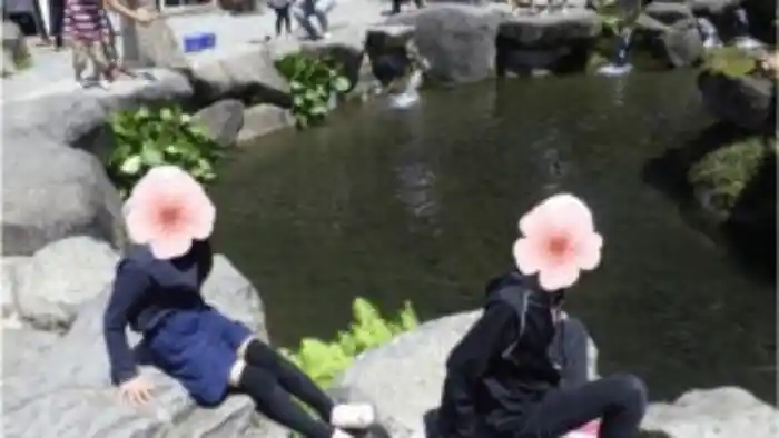 あくだ渓流苑の釣り堀のそばで休憩する子供たち