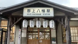 観光列車「ながら」が停車する長良川鉄道・郡上八幡駅の駅舎