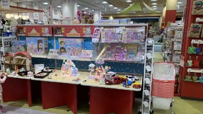 モレラ岐阜のキッズフェストに並ぶアンパンマンやシルバニアファミリーなどのおもちゃ売り場